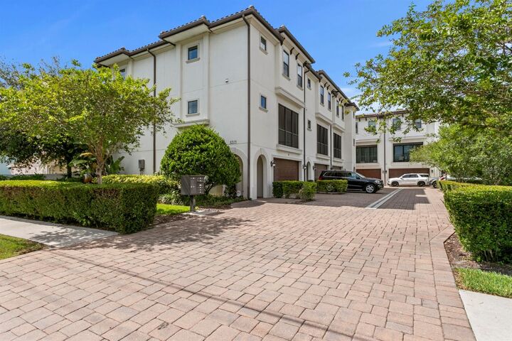 Property Photo:  3215 W De Leon Street 6  FL 33609 