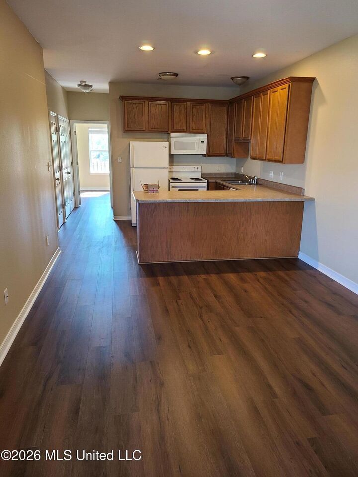 Property Photo:  2116 Magazine Street  MS 39564 