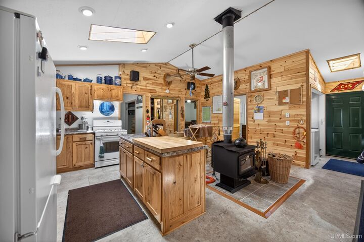 Property Photo:  49190 Upper Freda Shores Rd Road  MI 49905 