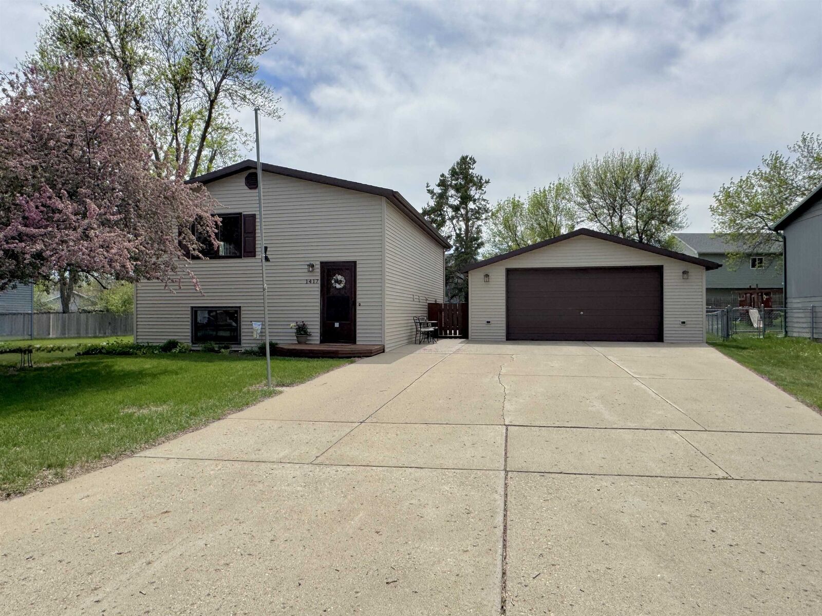 Property Photo: 1417 Sunset Blvd ND 58703