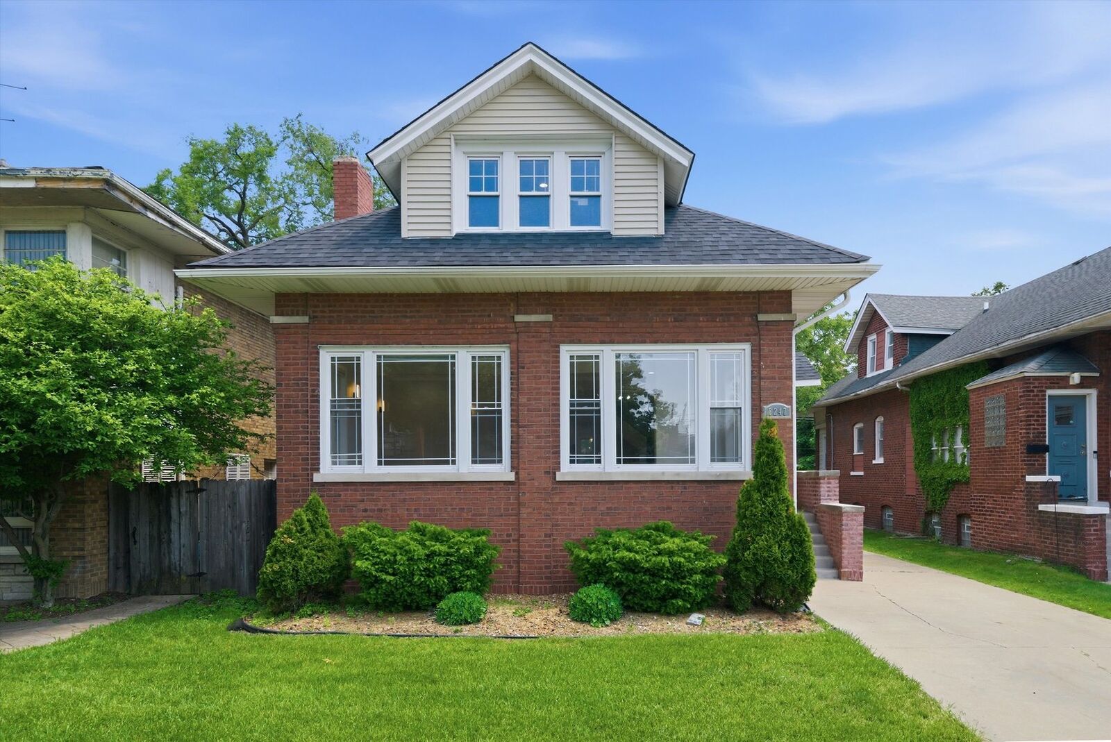 Property Photo:  7247 S Luella Avenue  IL 60649 