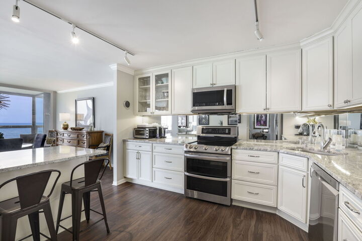 Property Photo: 1500 Sheridan Road 7E IL 60091