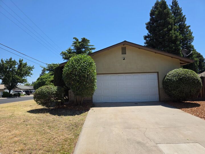Property Photo: 3712 E Orangeburg Avenue CA 95355