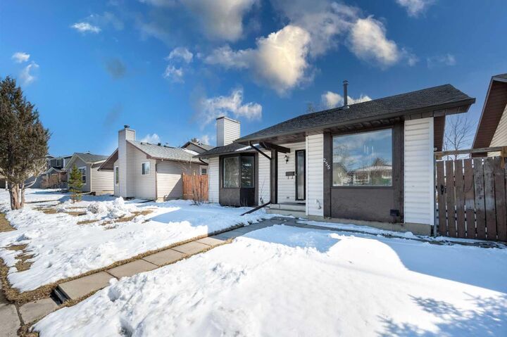 Property Photo:  255 Castleridge Drive NE  AB T3J 1P3 