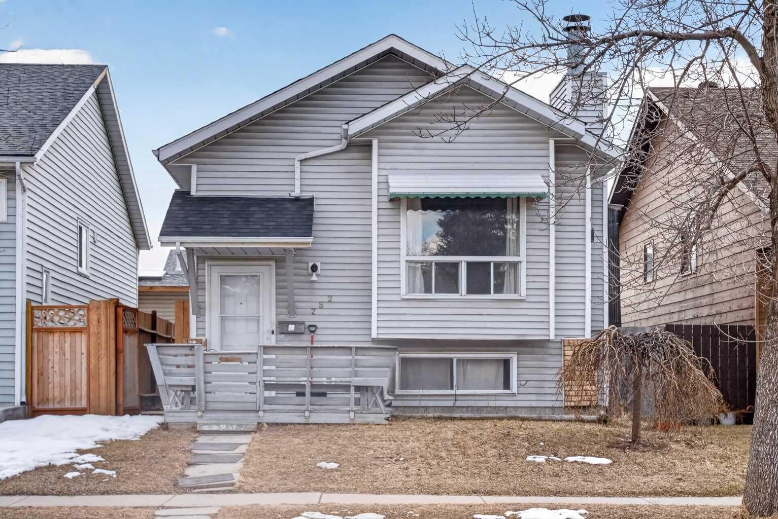 Property Photo:  252 Erin Woods Drive SE  AB T2B 3B9 