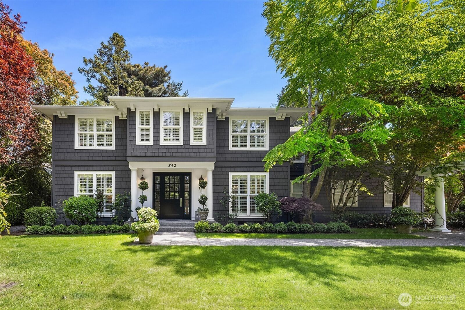 Property Photo:  842  84th Avenue NE  WA 98039 
