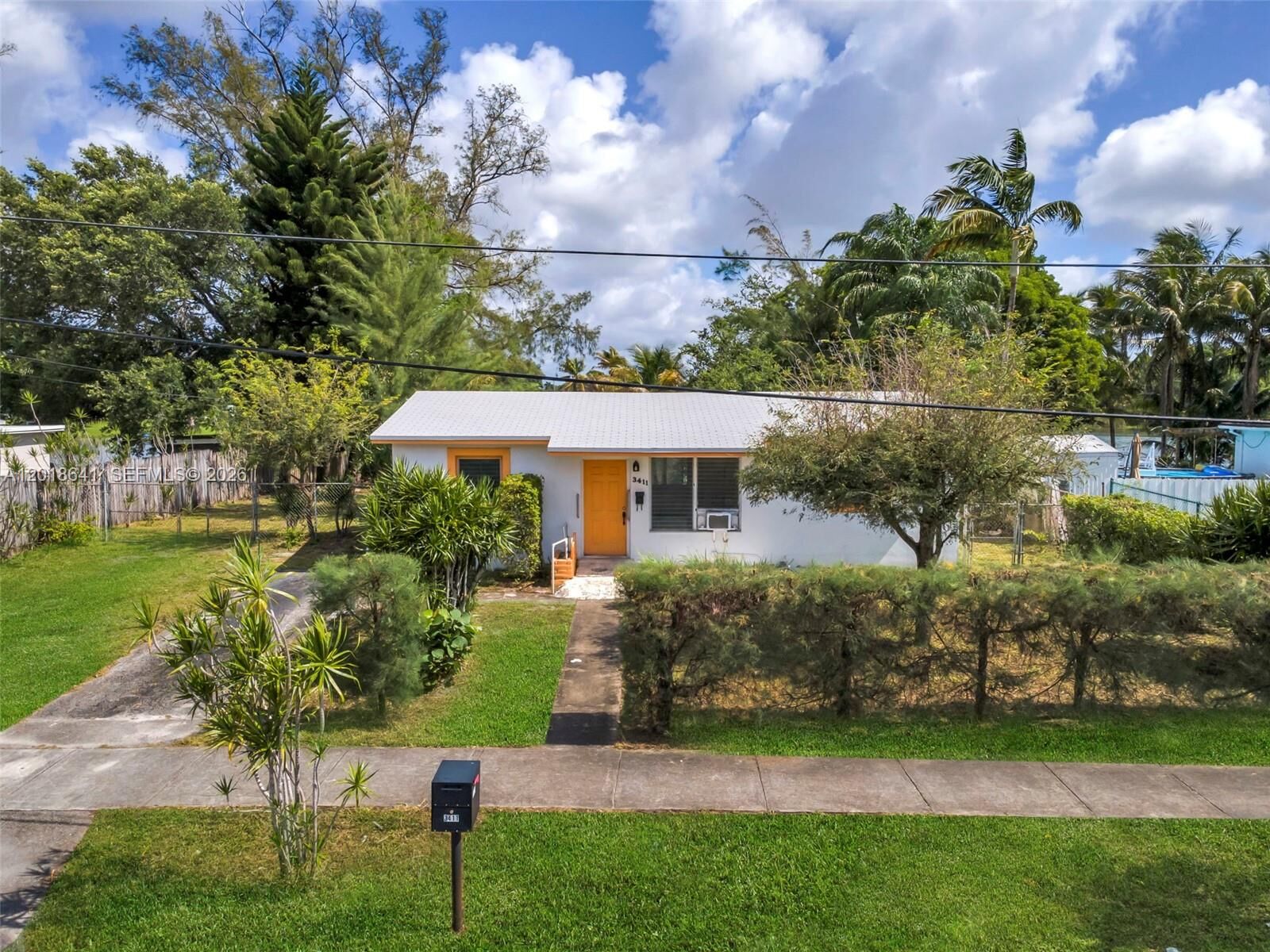 Property Photo:  3411 SW 35th St  FL 33023 
