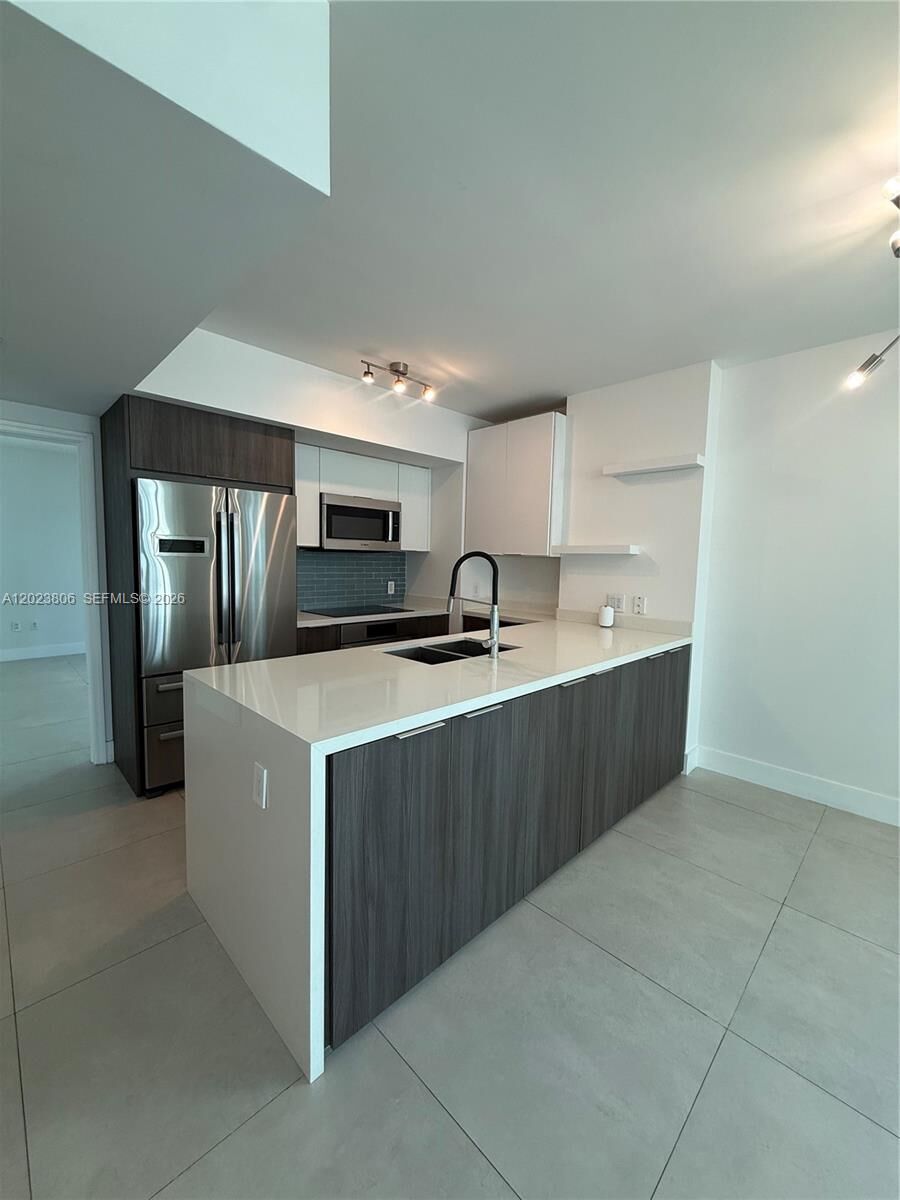 Property Photo:  55 SE 6th St 1710  FL 33131 