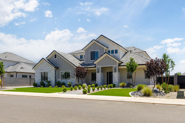 Property Photo: 2736 E Moorland Dr UT 84790