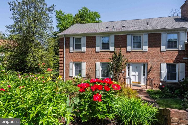 Property Photo: 1003 Priory Place VA 22101