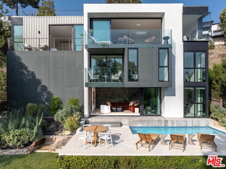 Property Photo: 2635 Hargrave Dr CA 90068