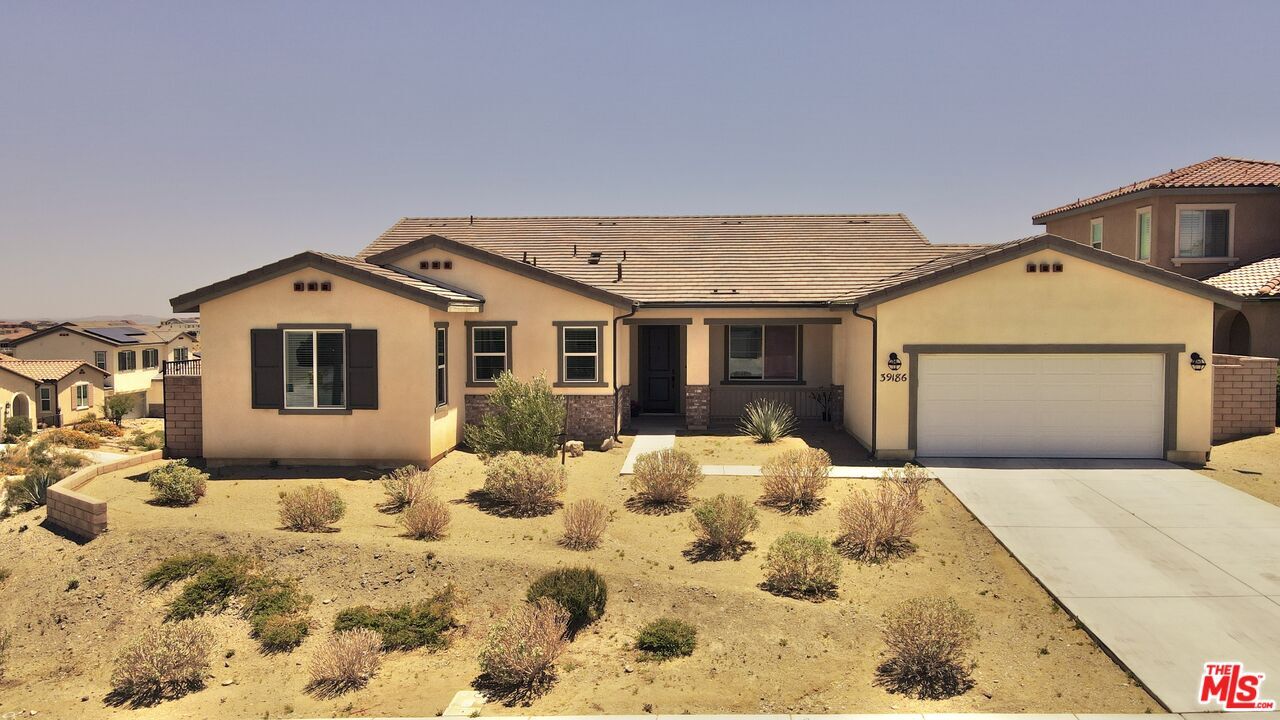 Property Photo: 39186 Pinto Ct CA 93551