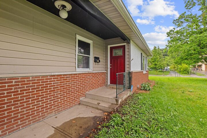 Property Photo:  909 Hillery Road  OH 43229 