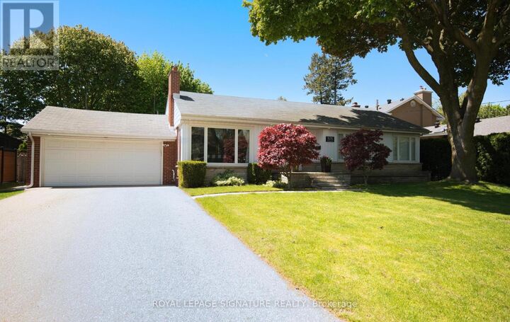 Property Photo:  1570 Park Royale Boulevard  ON L5E 2Z4 