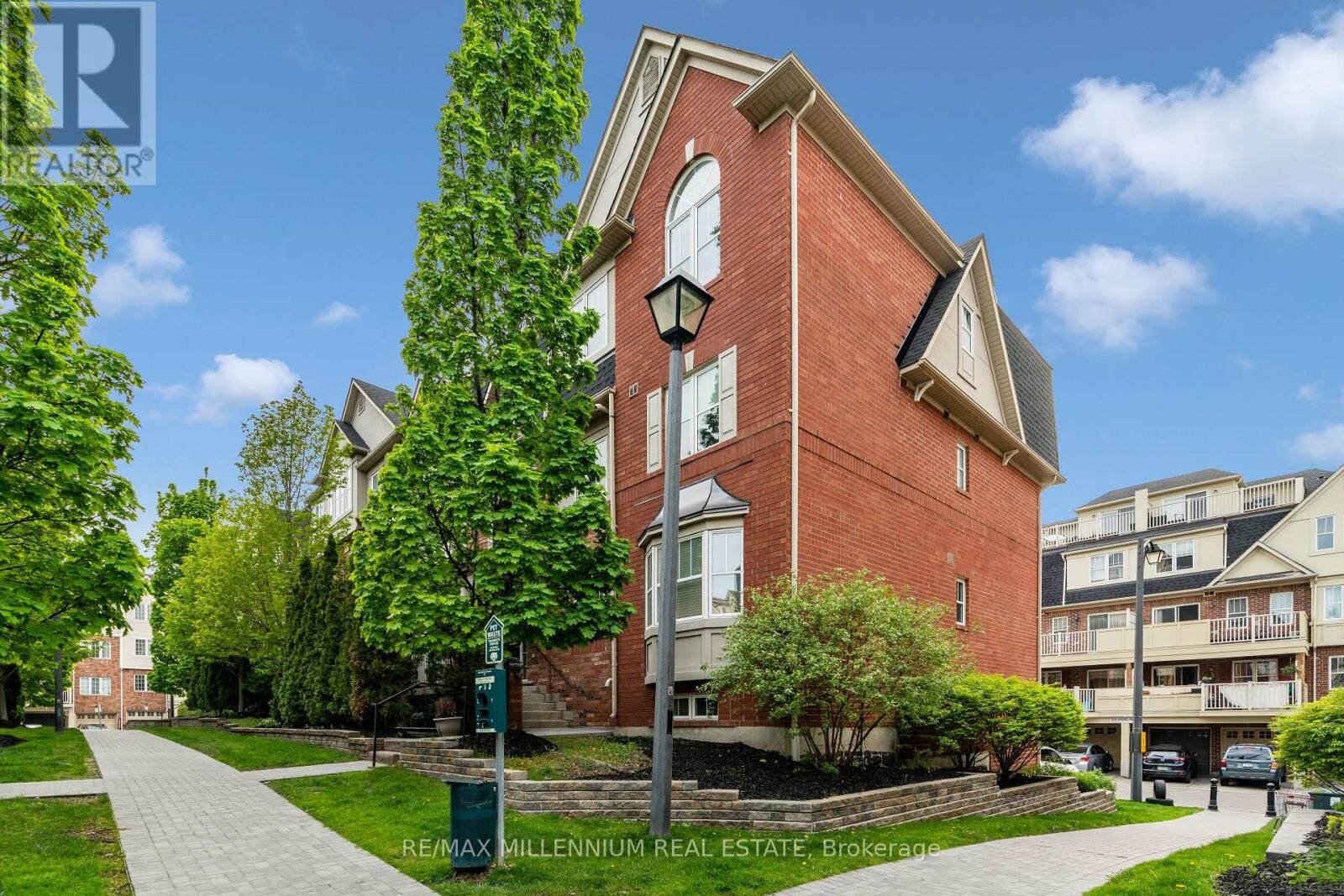 Property Photo: 774 Neighbourhood Circle 4 ON L5B 0B6