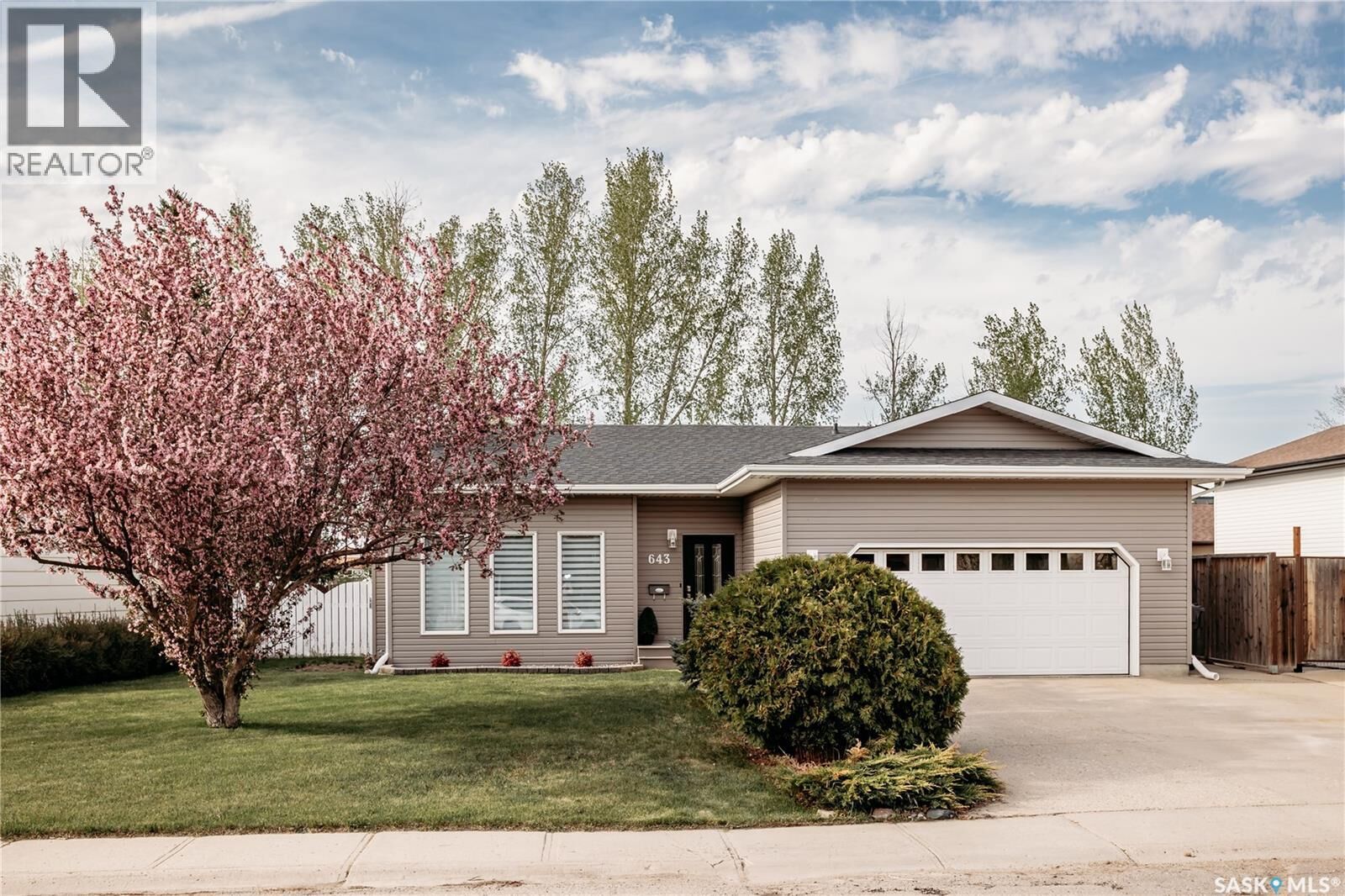 Property Photo:  643 Dieppe Drive  SK S4H 3G4 