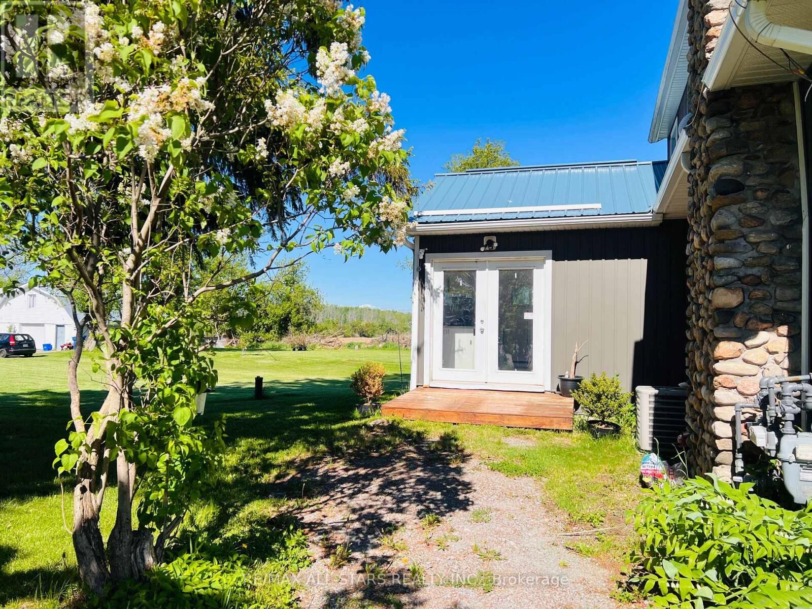 Property Photo:  25607 Woodbine Avenue  ON L4P 3E9 