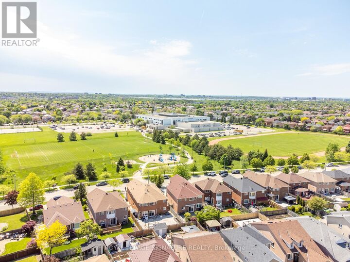 Property Photo:  1307 Midgreen Lane  ON L5V 2E6 