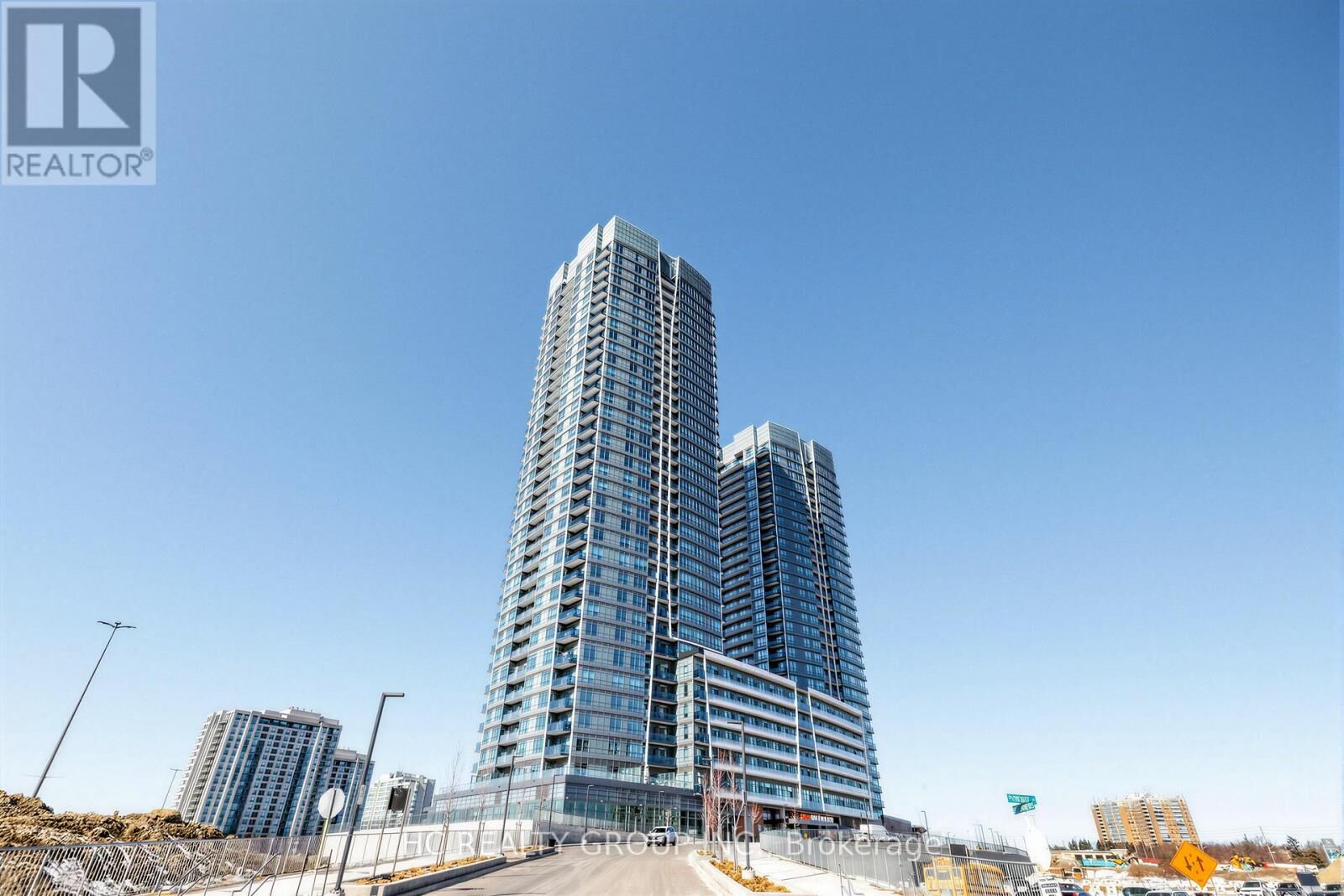 Property Photo: 50 Upper Mall Way 1802 ON L4J 0L8