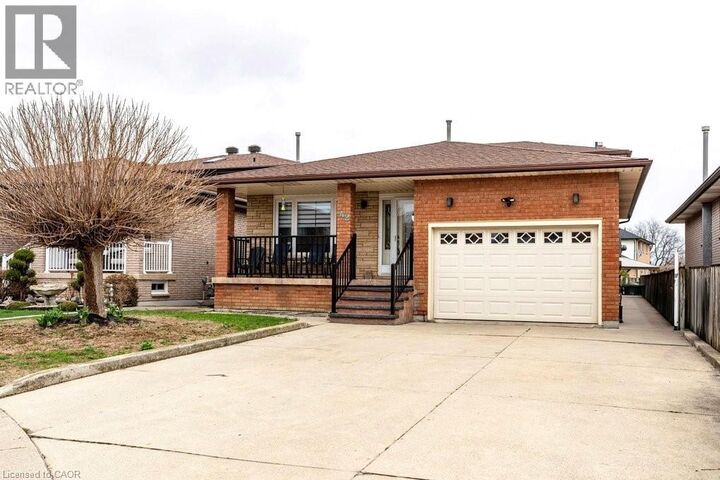 Property Photo:  42 Lasila Court  ON L9C 7B6 