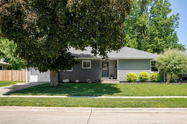 Property Photo:  314 SE East Lawn Drive  IA 50021 