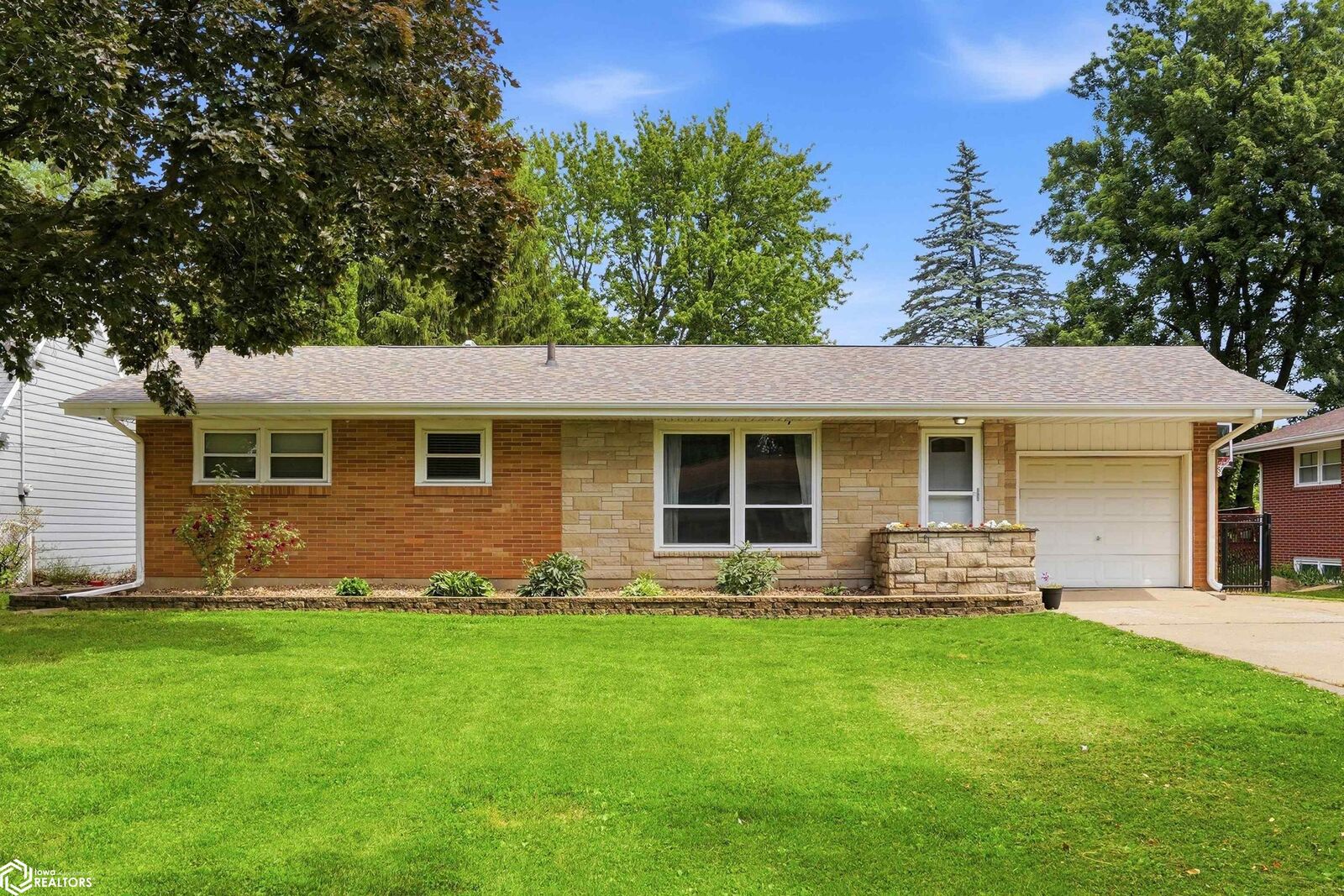 Property Photo: 2716 Division Street IA 52601