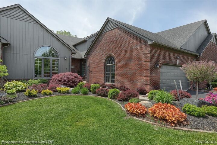 Property Photo:  2200 Barberry Drive  MI 48316 0905 