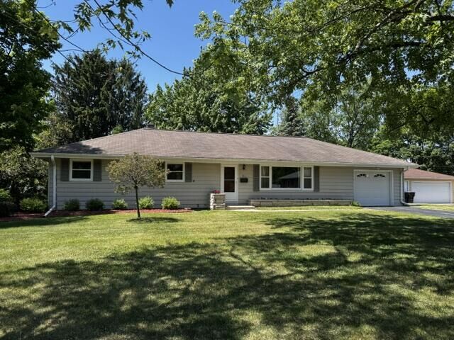 Property Photo:  921 Robins Ln  WI 53149 