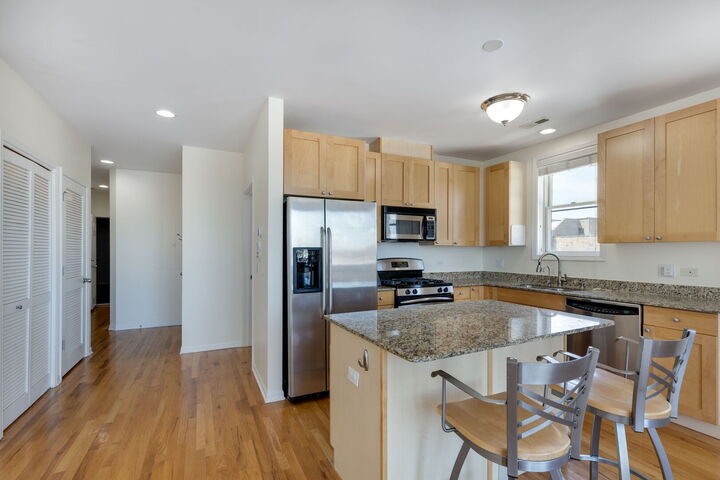 Property Photo:  934 W Cuyler Avenue 4B  IL 60613 