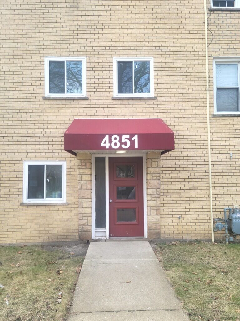 Property Photo:  4851 Greenleaf Street 11  IL 60077 