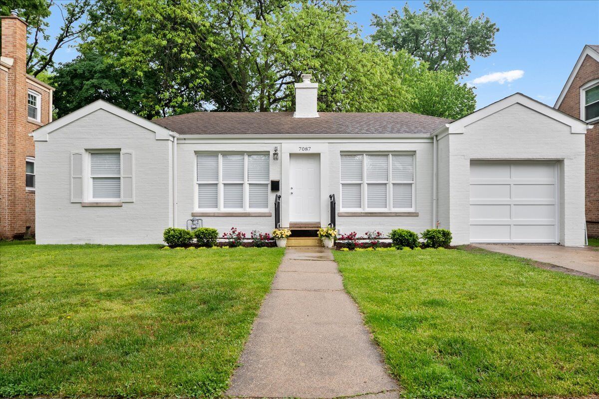 Property Photo: 7087 N McAlpin Avenue IL 60646