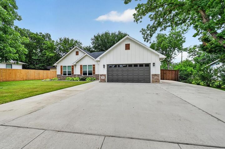Property Photo: 1005 W Chambers Street TX 76033