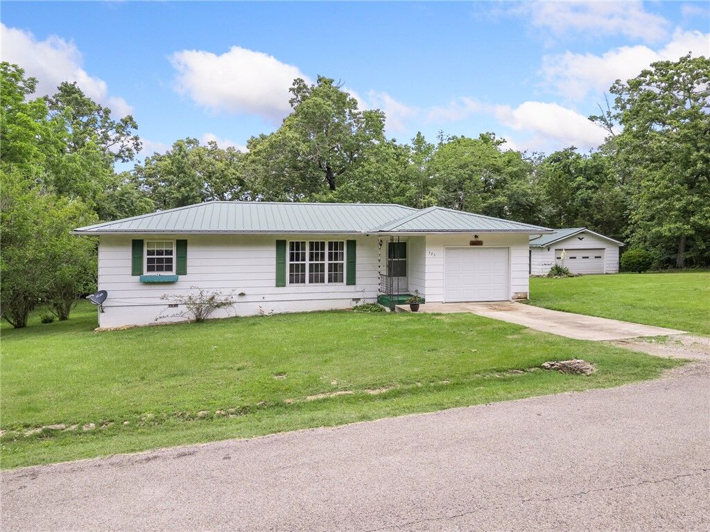 Property Photo:  523 W Pine Street  AR 72630 