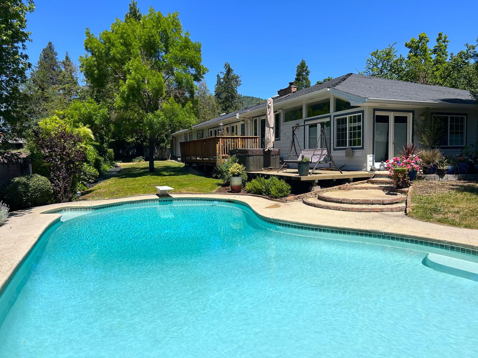 Property Photo:  930 NE Wesley Lane  OR 97526 