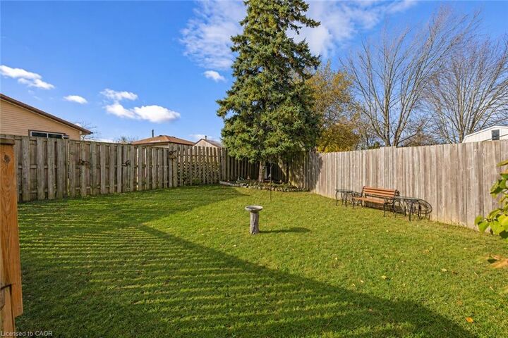 Property Photo:  9 Cleveland Place  ON L8J 1M9 
