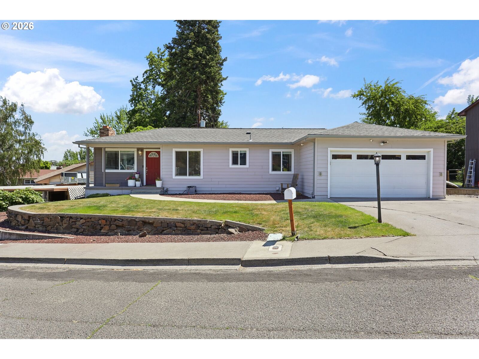 Property Photo:  705 E 21st Pl  OR 97058 