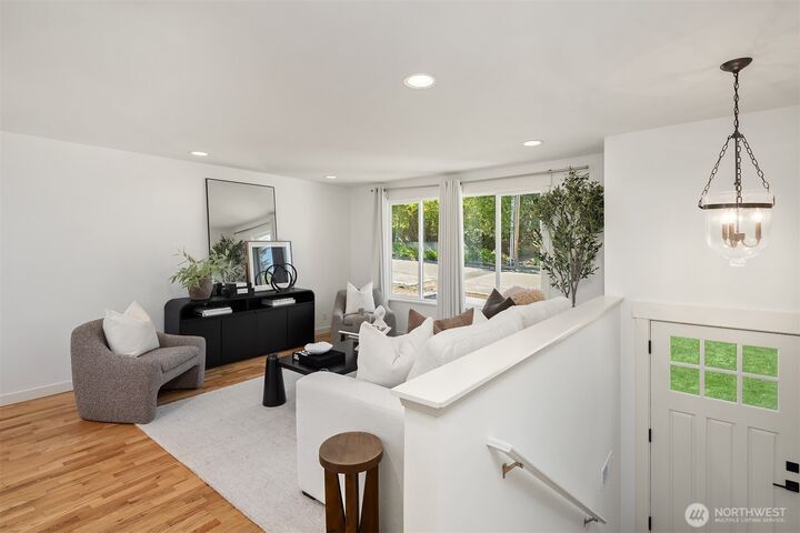 Property Photo:  413  9th Avenue  WA 98033 