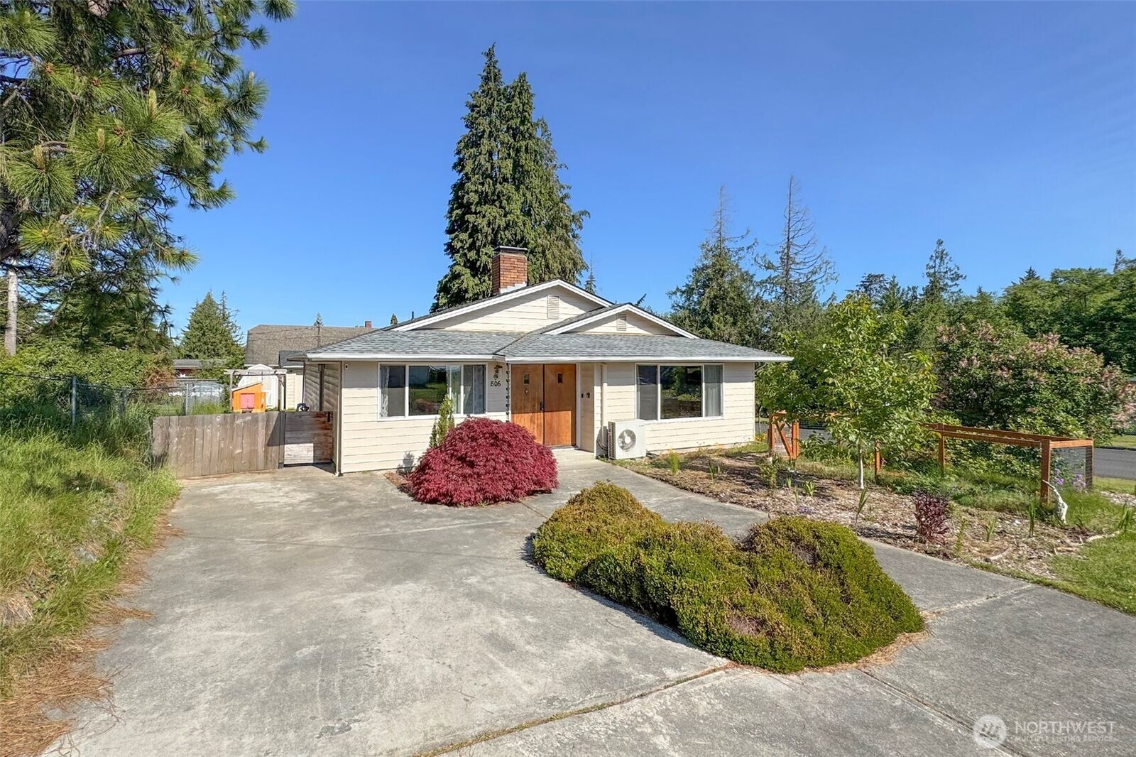Property Photo:  806 S E Street  WA 98363 