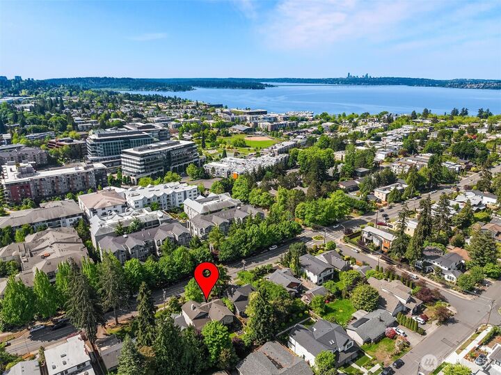 Property Photo:  524  7th Ave  WA 98033 
