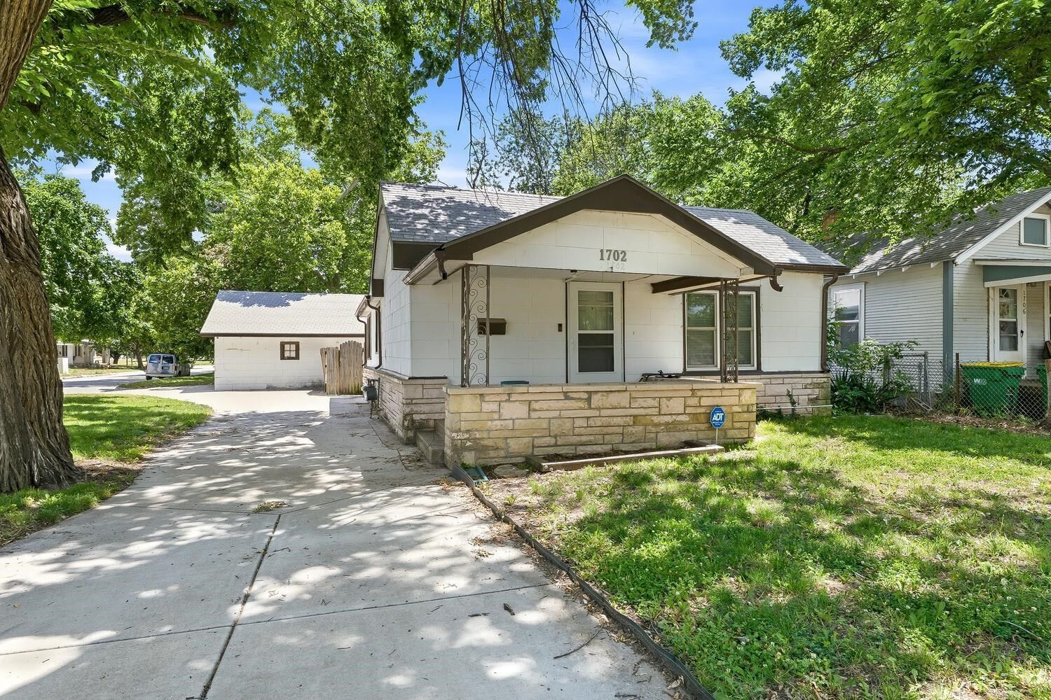 Property Photo: 1702 S Greenwood Ave KS 67211