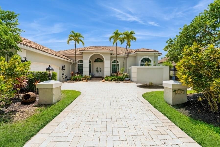 Property Photo:  2708 Meadowood Dr 2708  FL 33332 