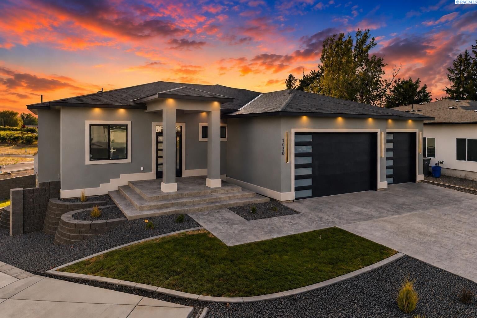 Property Photo:  1030 S Florida Pl  WA 99338 