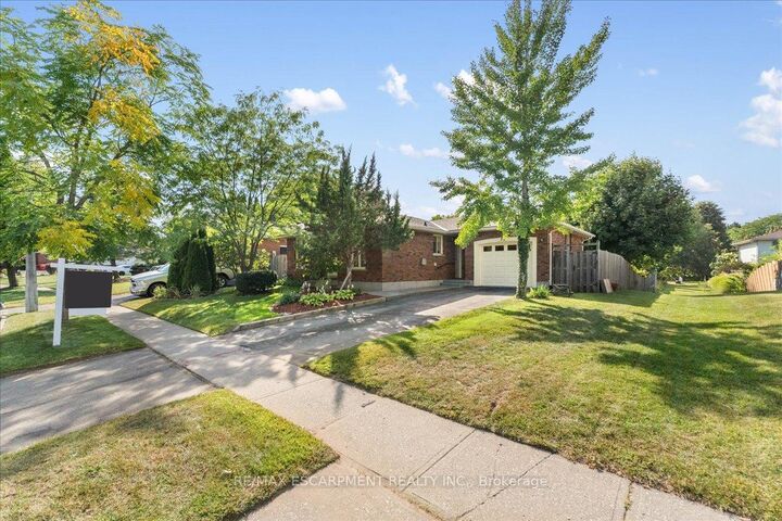 32 Donly Drive N — photo 1