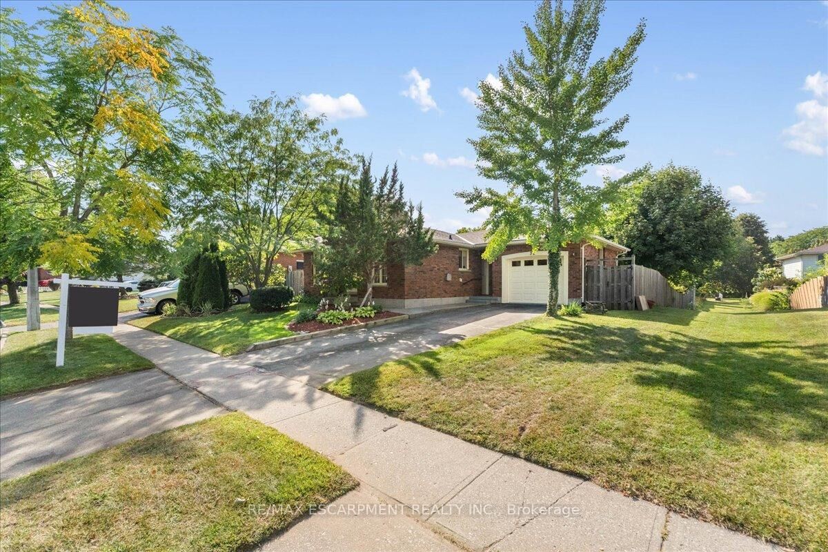 Property Photo:  32 Donly Drive N  ON N3Y 4Z8 