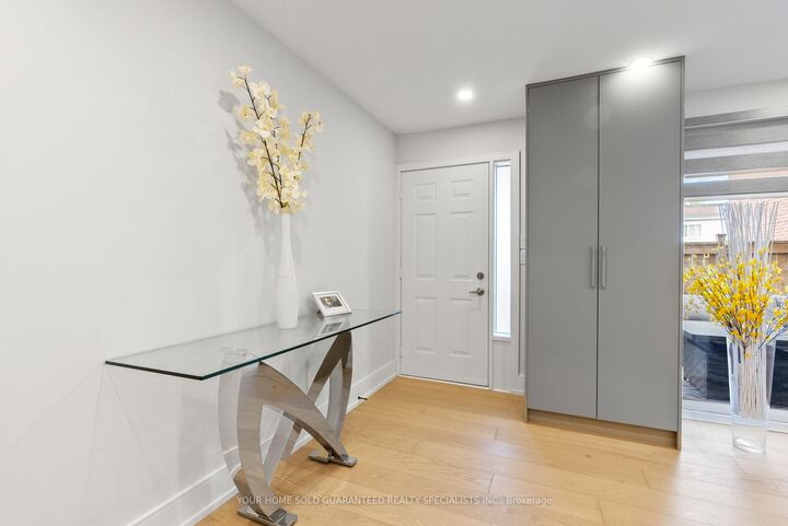 Property Photo: 146 Milestone Crescent 52 ON L4G 3M2