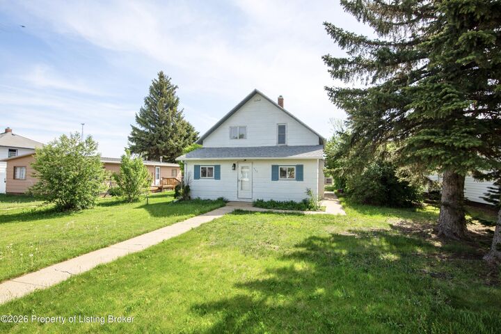 Property Photo:  307 Dakota Avenue  ND 58646 