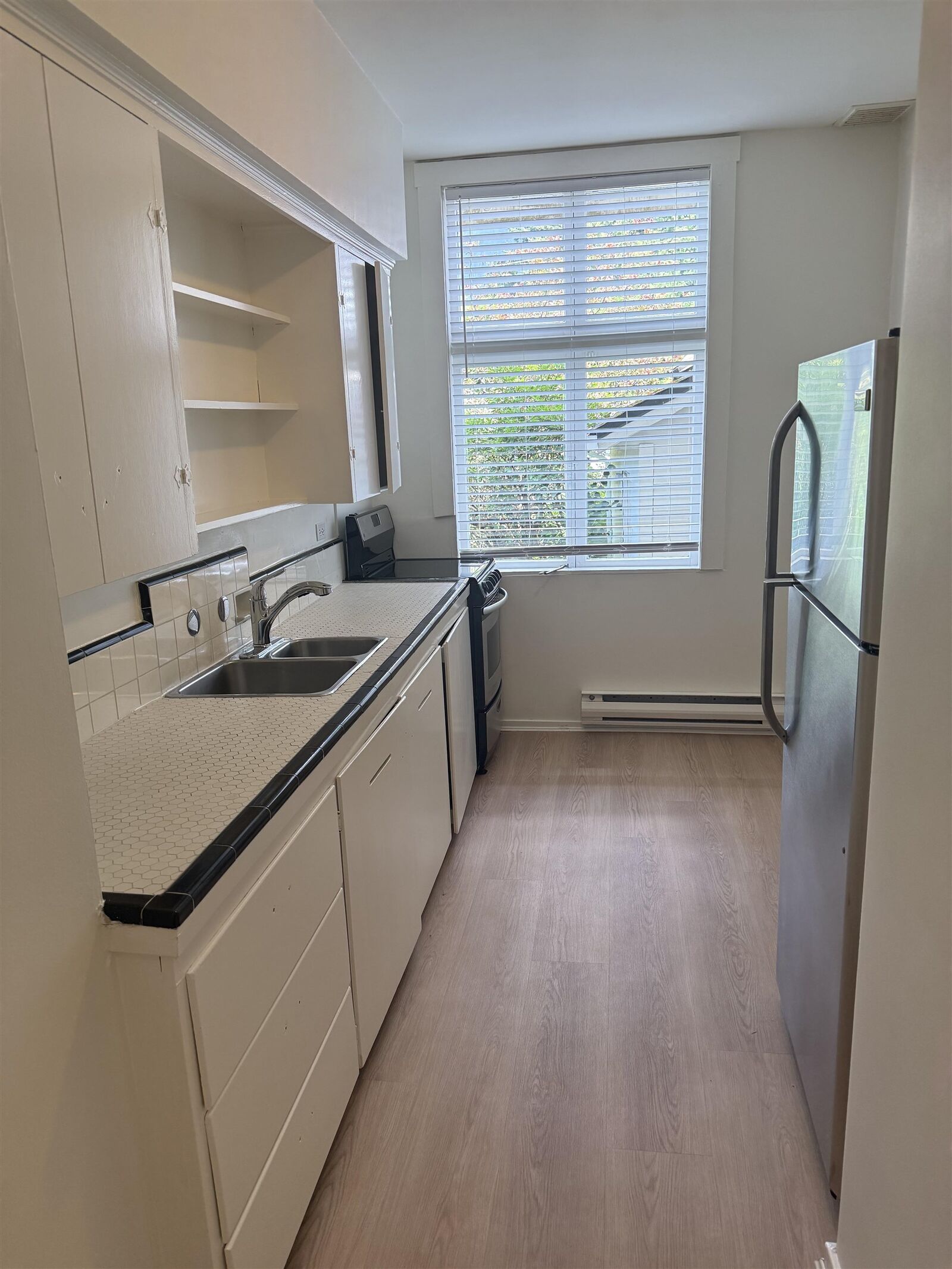 Property Photo:  3371 Chesterfield Avenue 102  BC V7N 3N2 