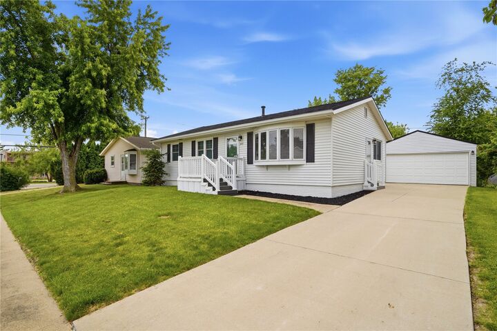 Property Photo:  806 29th St NW  IA 52405 