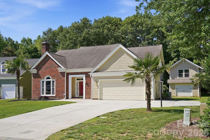 Property Photo:  9912 Park Springs Court  NC 28210 