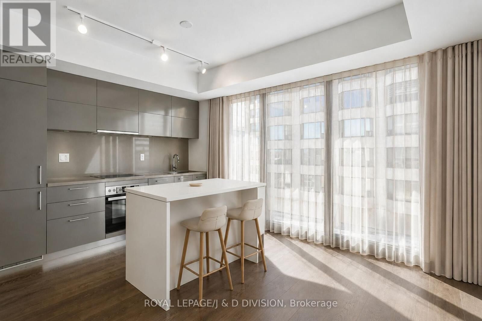 Property Photo:  188 Cumberland Street 1705  ON M5R 0B6 